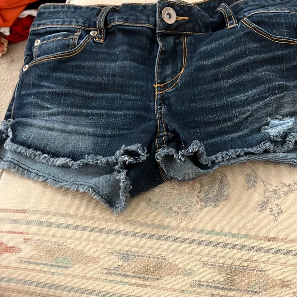 FINAL MARKDOWN Fifteen distressed shorts 28